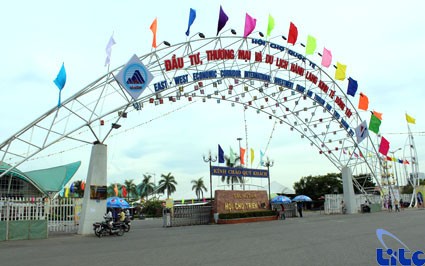 2014 International East-West Economic Corridor Trade and Tourism Fair opens - ảnh 1